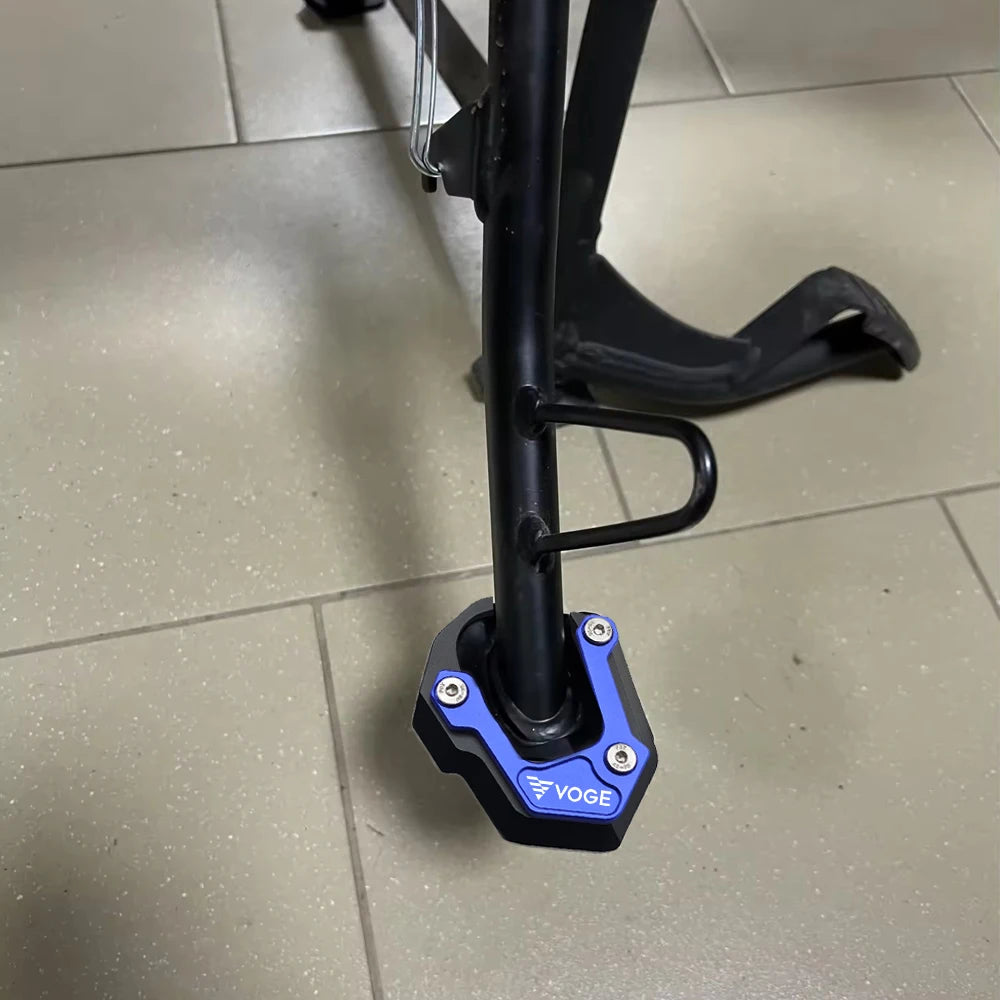 Side Stand Enlarger Plate for VOGE DS625X / DS525X / DSX625 / DSX525 (2023–2025)