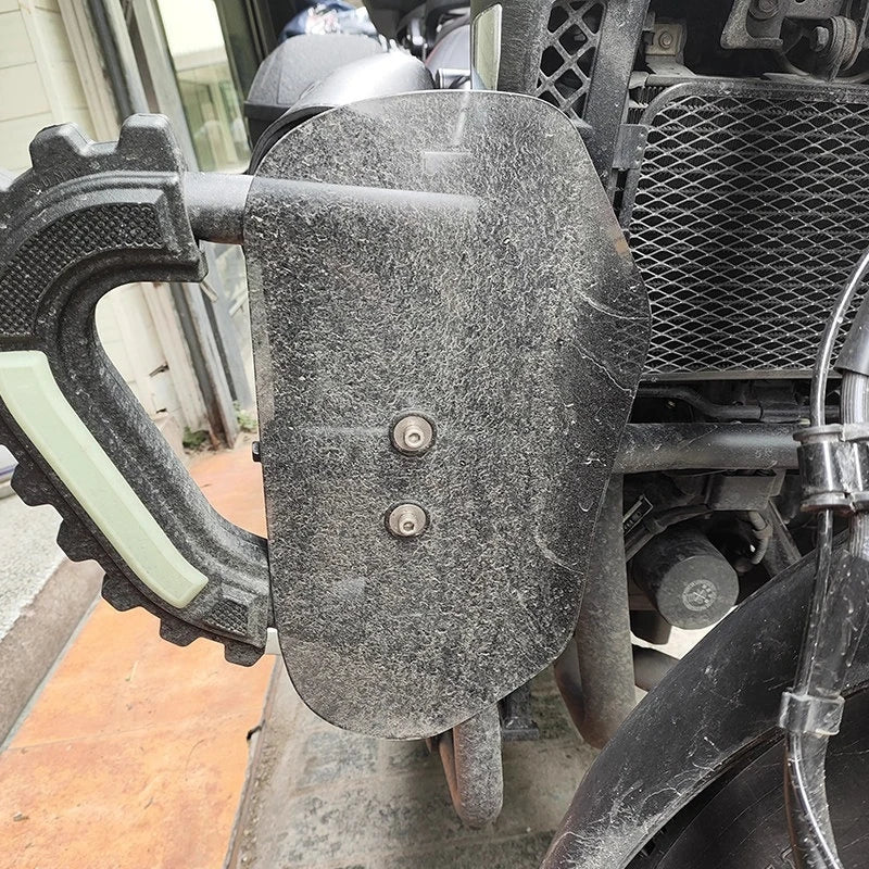 Knee wind deflector blocking mud on motorcycle