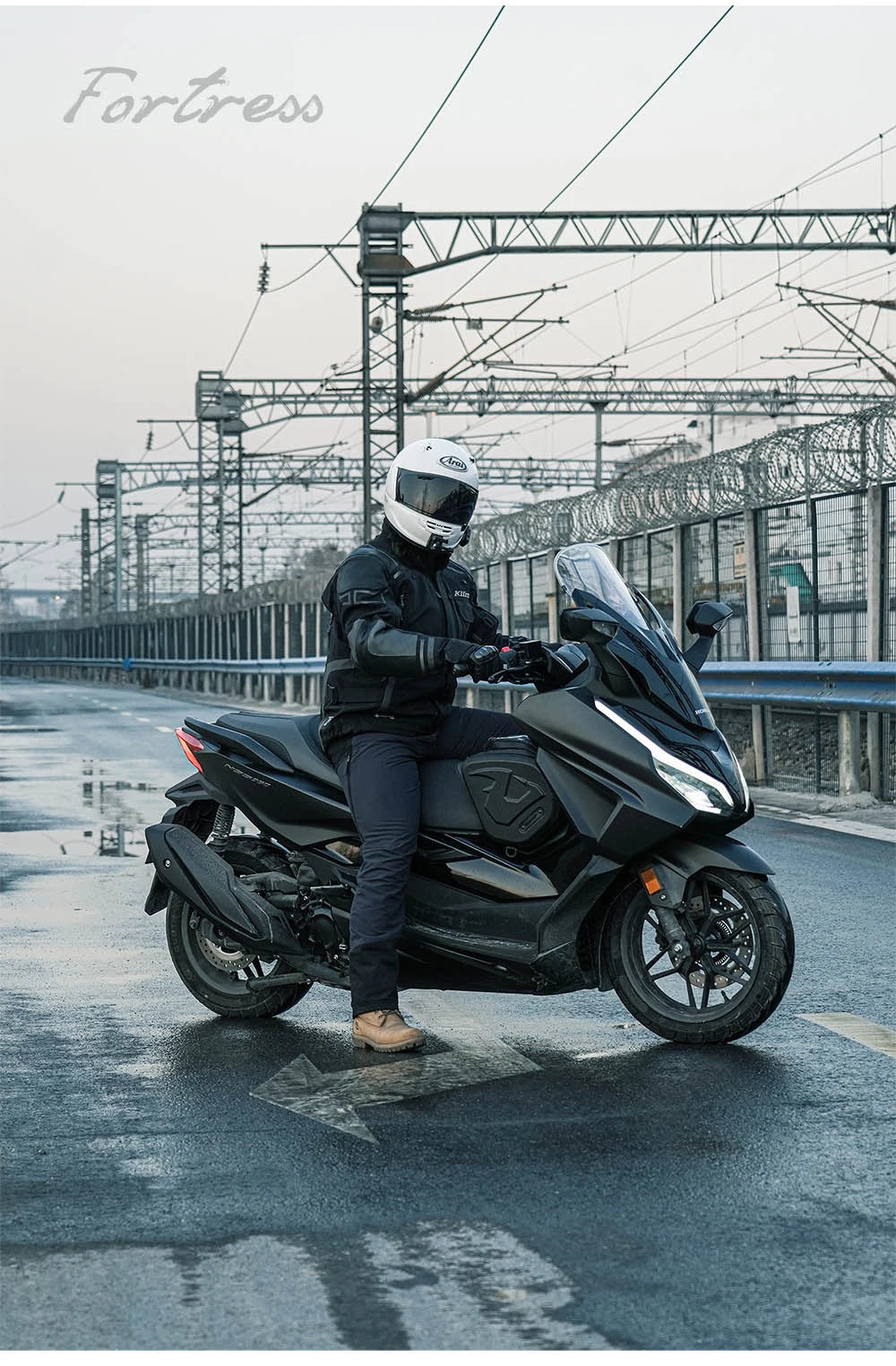 Borsa Tunnel Rigida per Scooter Voge Sfida SR250GT / SR4 MAX 16L con Copertura Antipioggia