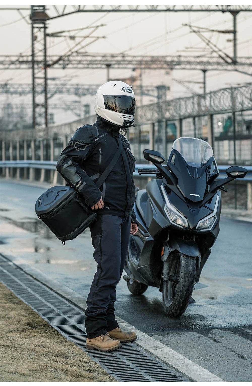 Borsa Tunnel Rigida per Scooter Voge Sfida SR250GT / SR4 MAX 16L con Copertura Antipioggia